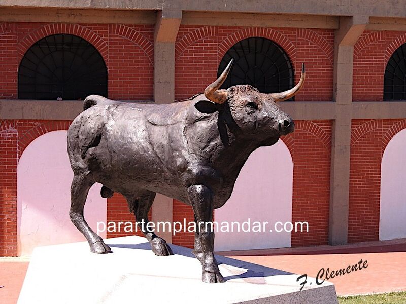 Ficheiro:Escultura Toiro-1-Estado Nave-de-Haver 2014(1).jpg